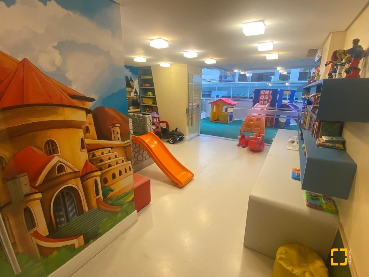 Apartamento com 169m², 8 quartos (sendo 4 suítes), 2 garagens, no bairro Centro em Florianópolis
