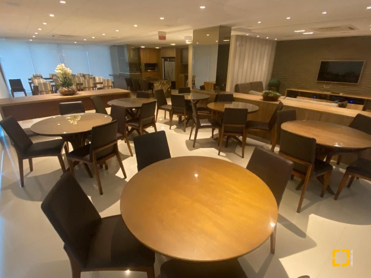 Apartamento com 169m², 8 quartos (sendo 4 suítes), 2 garagens, no bairro Centro em Florianópolis