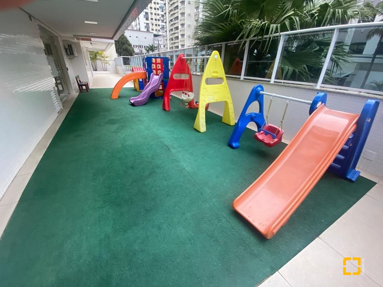 Apartamento com 169m², 8 quartos (sendo 4 suítes), 2 garagens, no bairro Centro em Florianópolis