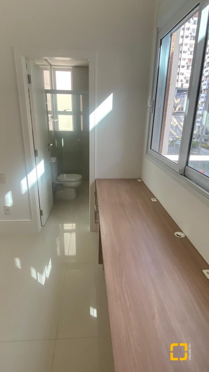 Apartamento com 169m², 8 quartos (sendo 4 suítes), 2 garagens, no bairro Centro em Florianópolis