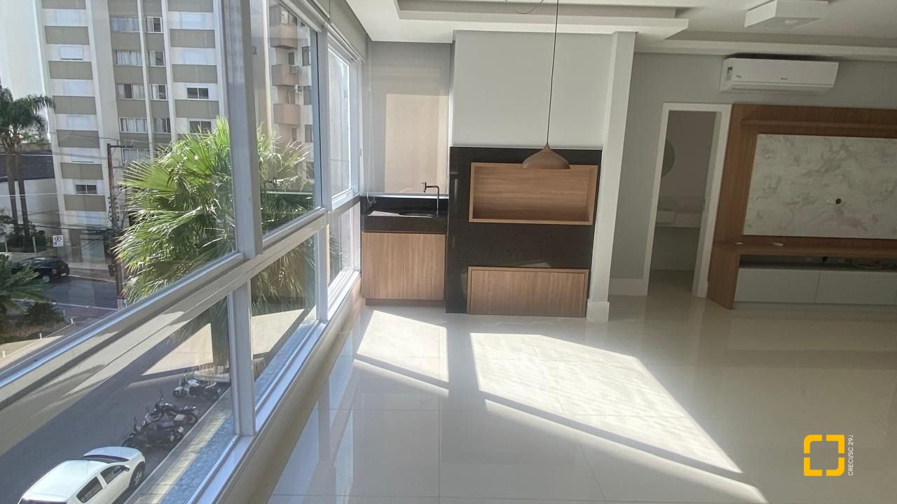 Apartamento com 169m², 8 quartos (sendo 4 suítes), 2 garagens, no bairro Centro em Florianópolis