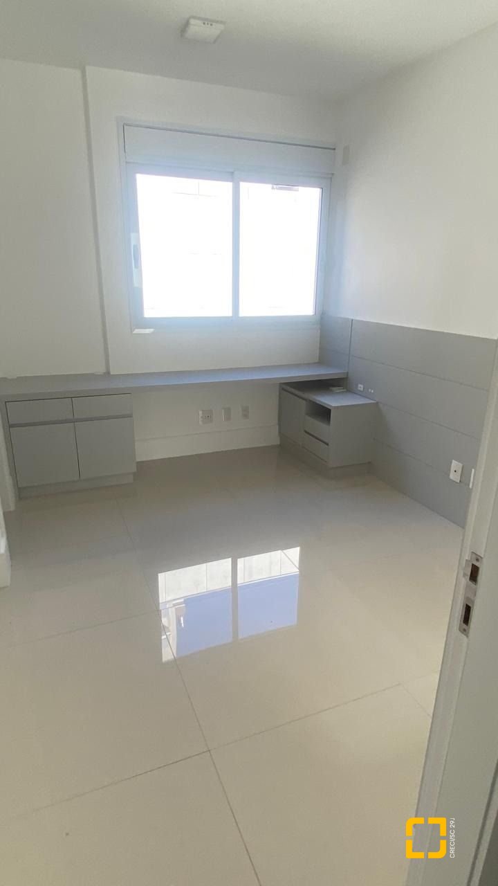Apartamento com 169m², 8 quartos (sendo 4 suítes), 2 garagens, no bairro Centro em Florianópolis