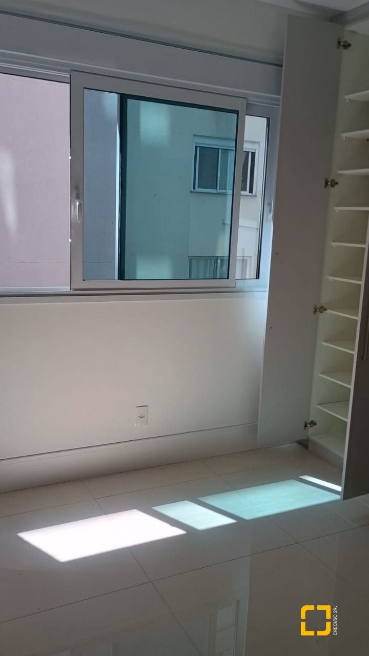 Apartamento com 169m², 8 quartos (sendo 4 suítes), 2 garagens, no bairro Centro em Florianópolis