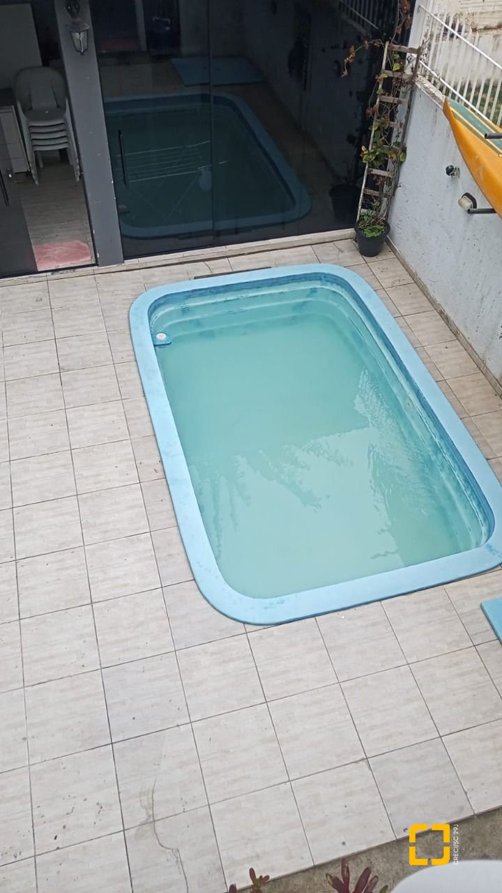 Casa com 107m², 4 quartos (sendo 1 suíte), 2 garagens, no bairro Ingleses em Florianópolis