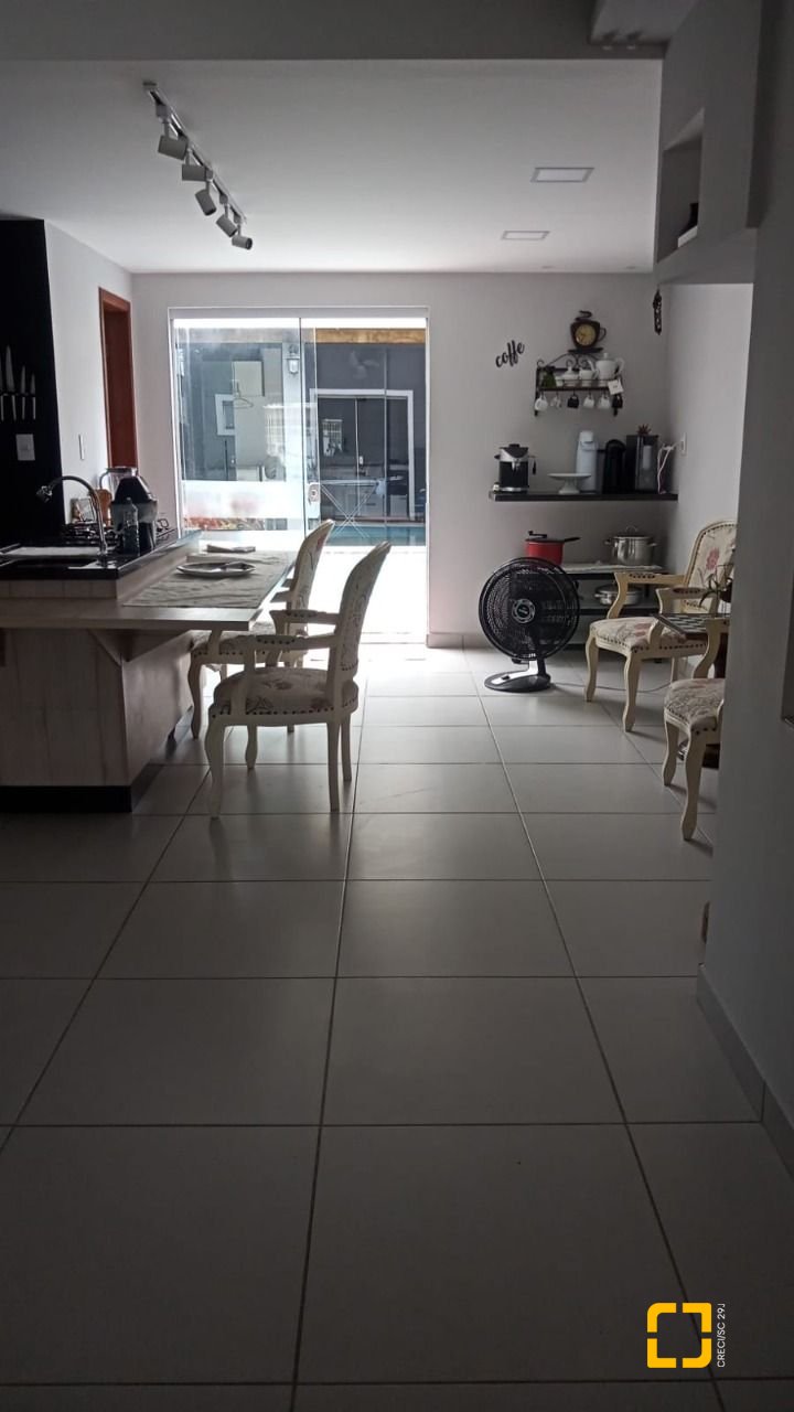 Casa com 107m², 4 quartos (sendo 1 suíte), 2 garagens, no bairro Ingleses em Florianópolis