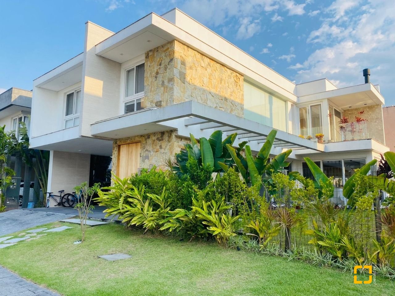 Casa de Condomínio com 267m², 8 quartos (sendo 3 suítes), 2 garagens, no bairro Campeche em Florianópolis