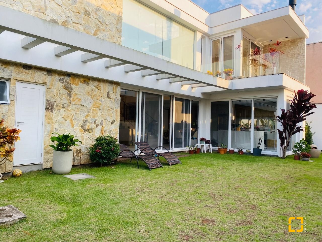 Casa de Condomínio com 267m², 8 quartos (sendo 3 suítes), 2 garagens, no bairro Campeche em Florianópolis