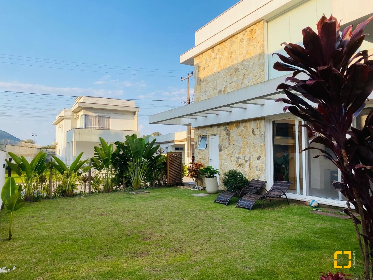 Casa de Condomínio com 267m², 8 quartos (sendo 3 suítes), 2 garagens, no bairro Campeche em Florianópolis