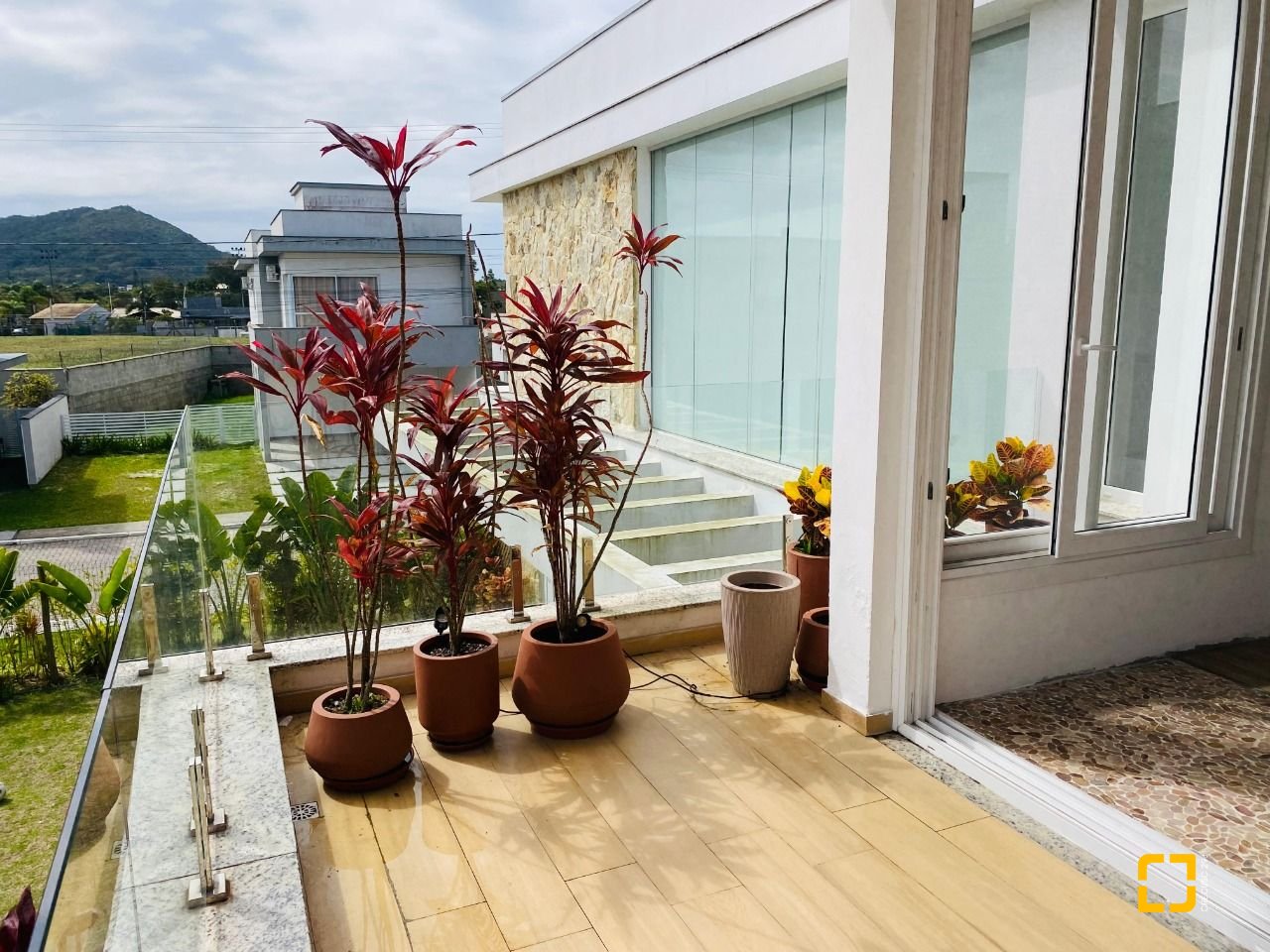 Casa de Condomínio com 267m², 8 quartos (sendo 3 suítes), 2 garagens, no bairro Campeche em Florianópolis