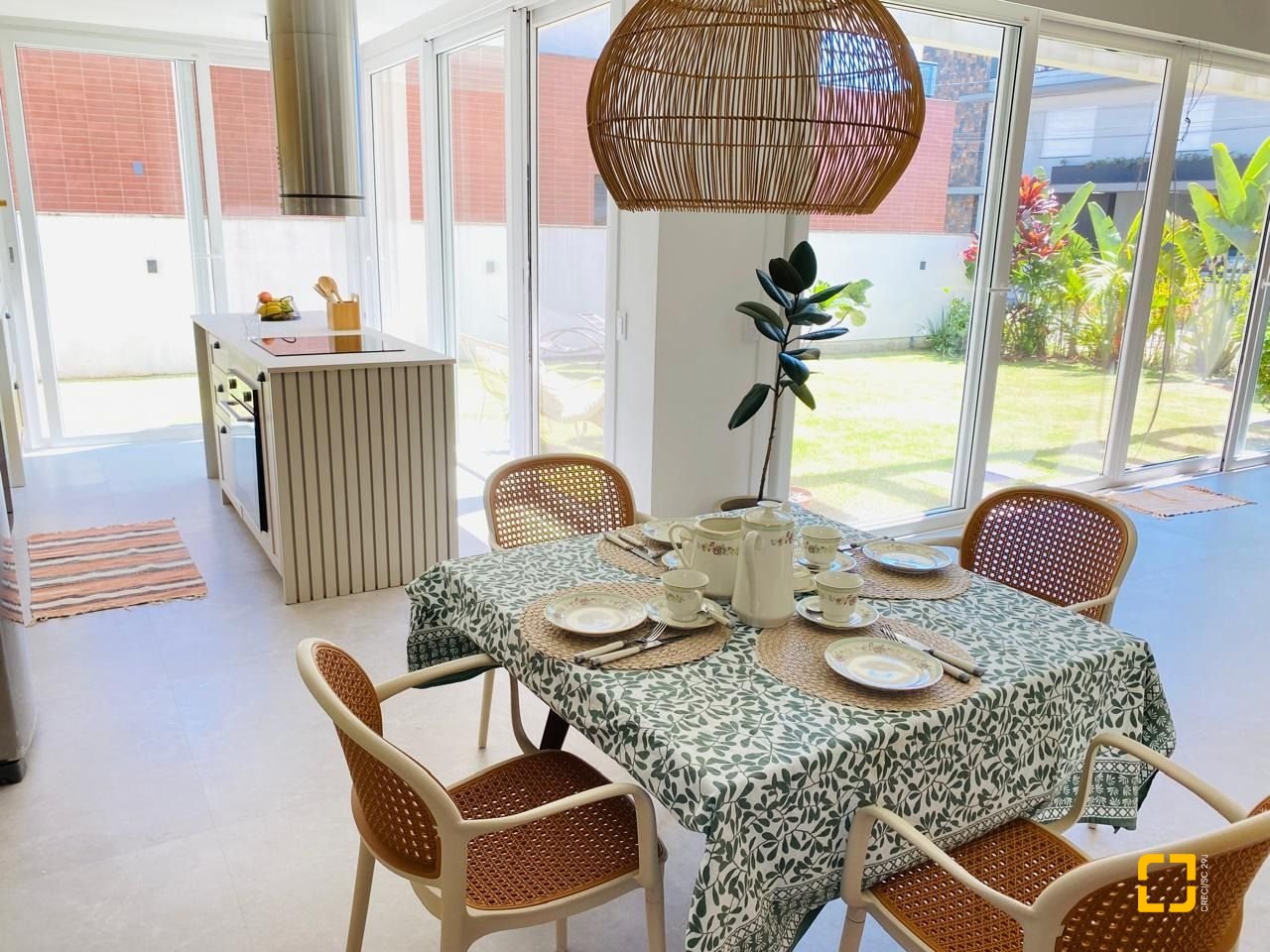 Casa de Condomínio com 267m², 8 quartos (sendo 3 suítes), 2 garagens, no bairro Campeche em Florianópolis