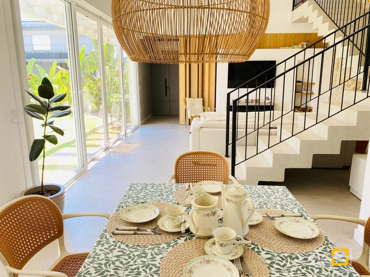 Casa de Condomínio com 267m², 8 quartos (sendo 3 suítes), 2 garagens, no bairro Campeche em Florianópolis
