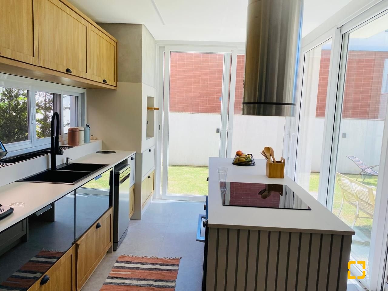 Casa de Condomínio com 267m², 8 quartos (sendo 3 suítes), 2 garagens, no bairro Campeche em Florianópolis