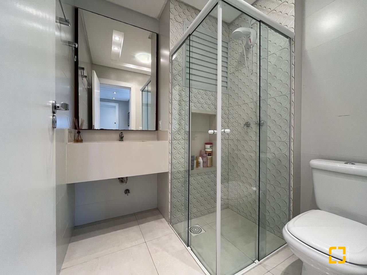 Apartamento com 85m², 4 quartos (sendo 1 suíte), 2 garagens, no bairro Pagani em Palhoça
