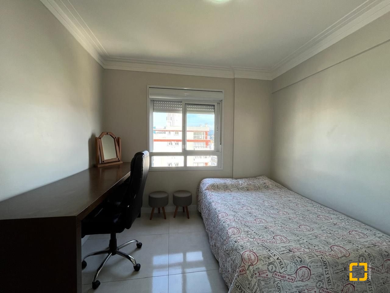 Apartamento com 85m², 4 quartos (sendo 1 suíte), 2 garagens, no bairro Pagani em Palhoça