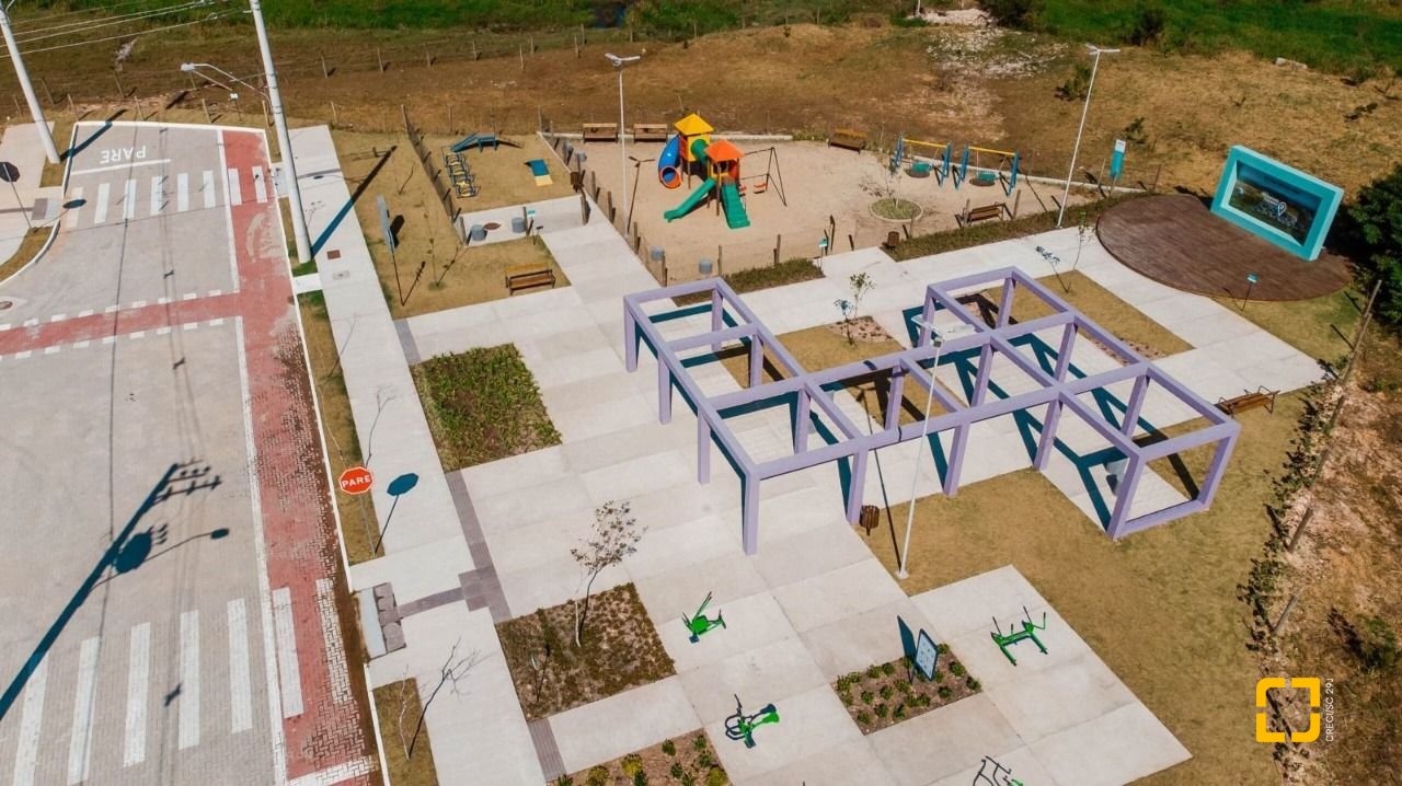 Casa com 81m², 4 quartos (sendo 2 suítes), 1 garagem, no bairro Canasvieiras em Florianópolis
