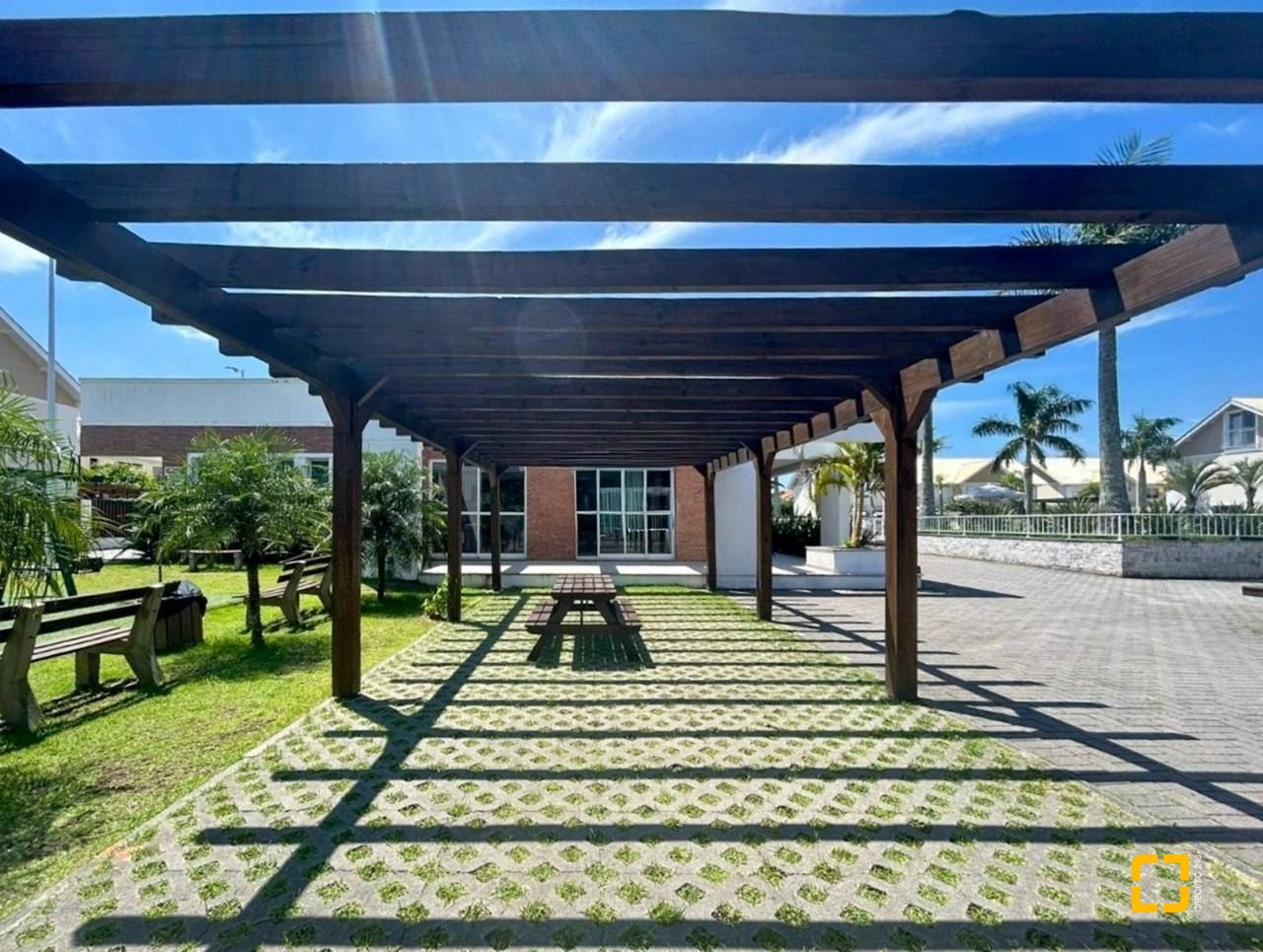 Casa de Condomínio com 95m², 4 quartos (sendo 1 suíte), 2 garagens, no bairro Morro das Pedras em Florianópolis
