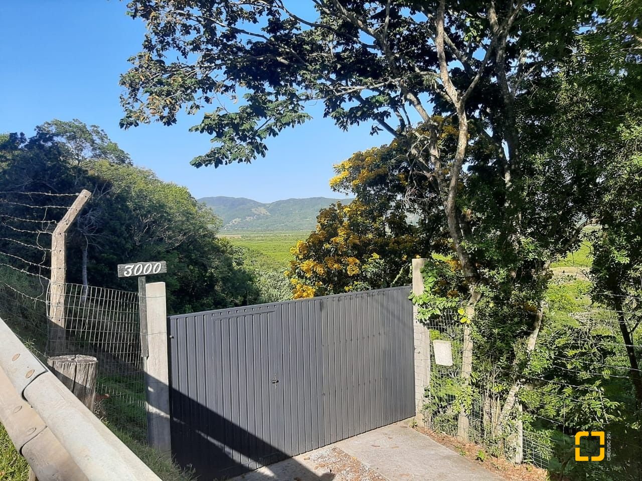 Sítio com 100m², 3 quartos (sendo 1 suíte), 2 garagens, no bairro Vargem Pequena em Florianópolis