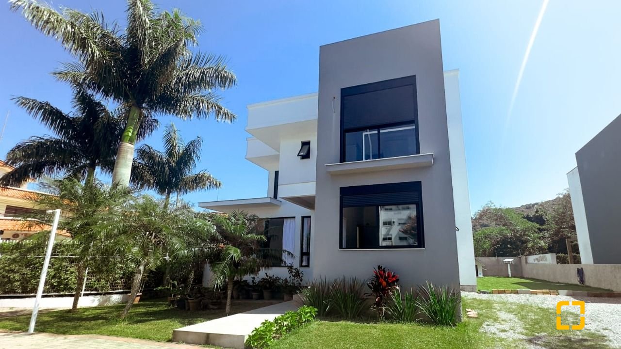 Casa de Condomínio com 288m², 8 quartos (sendo 4 suítes), 4 garagens, no bairro Cachoeira do Bom Jesus em Florianópolis