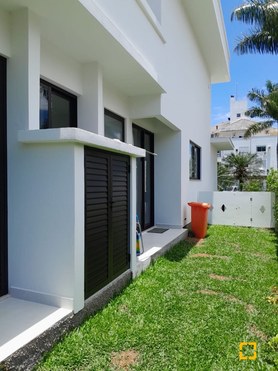 Casa de Condomínio com 288m², 8 quartos (sendo 4 suítes), 4 garagens, no bairro Cachoeira do Bom Jesus em Florianópolis