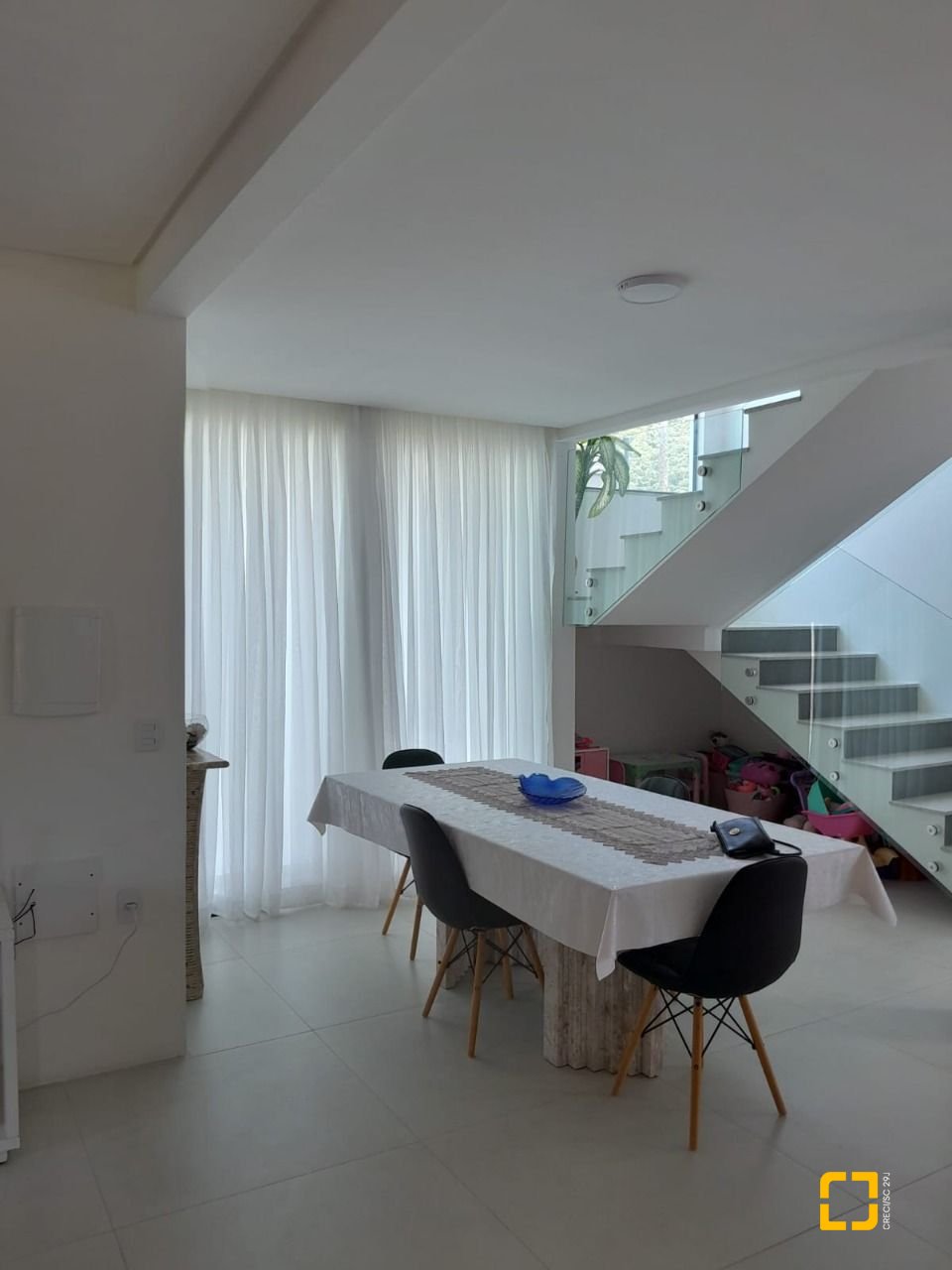 Casa de Condomínio com 288m², 8 quartos (sendo 4 suítes), 4 garagens, no bairro Cachoeira do Bom Jesus em Florianópolis