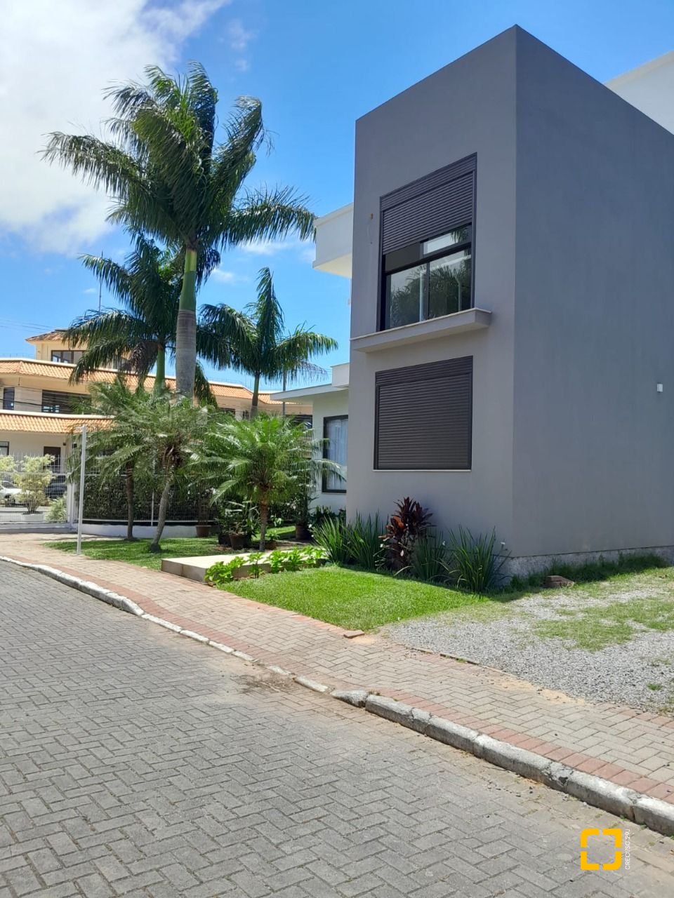Casa de Condomínio com 288m², 8 quartos (sendo 4 suítes), 4 garagens, no bairro Cachoeira do Bom Jesus em Florianópolis
