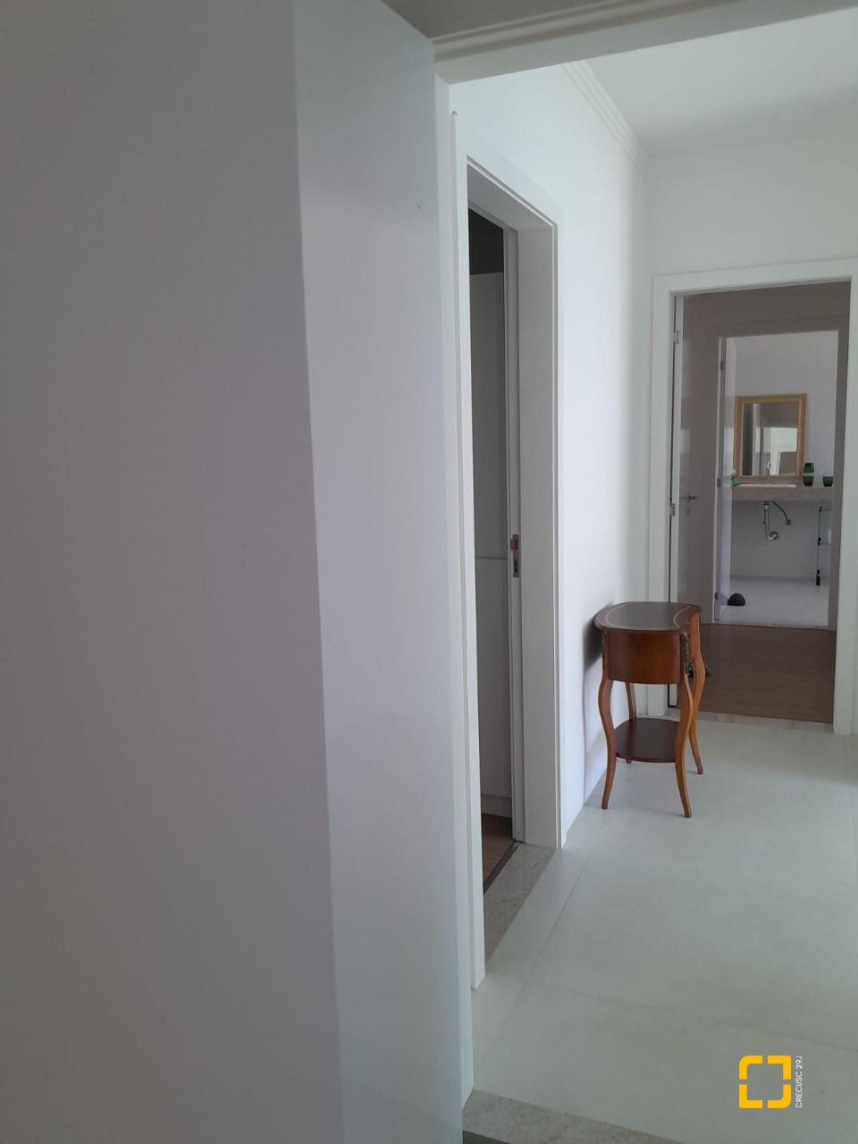 Casa de Condomínio com 288m², 8 quartos (sendo 4 suítes), 4 garagens, no bairro Cachoeira do Bom Jesus em Florianópolis