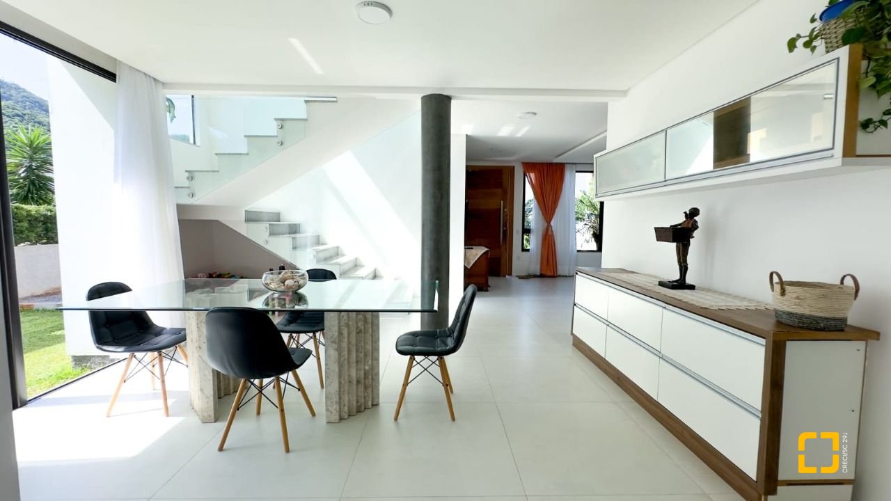Casa de Condomínio com 288m², 8 quartos (sendo 4 suítes), 4 garagens, no bairro Cachoeira do Bom Jesus em Florianópolis