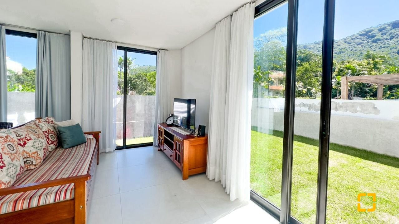 Casa de Condomínio com 288m², 8 quartos (sendo 4 suítes), 4 garagens, no bairro Cachoeira do Bom Jesus em Florianópolis