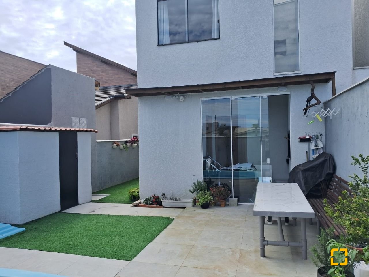 Casa com 88m², 4 quartos (sendo 2 suítes), 1 garagem, no bairro Rio Vermelho em Florianópolis