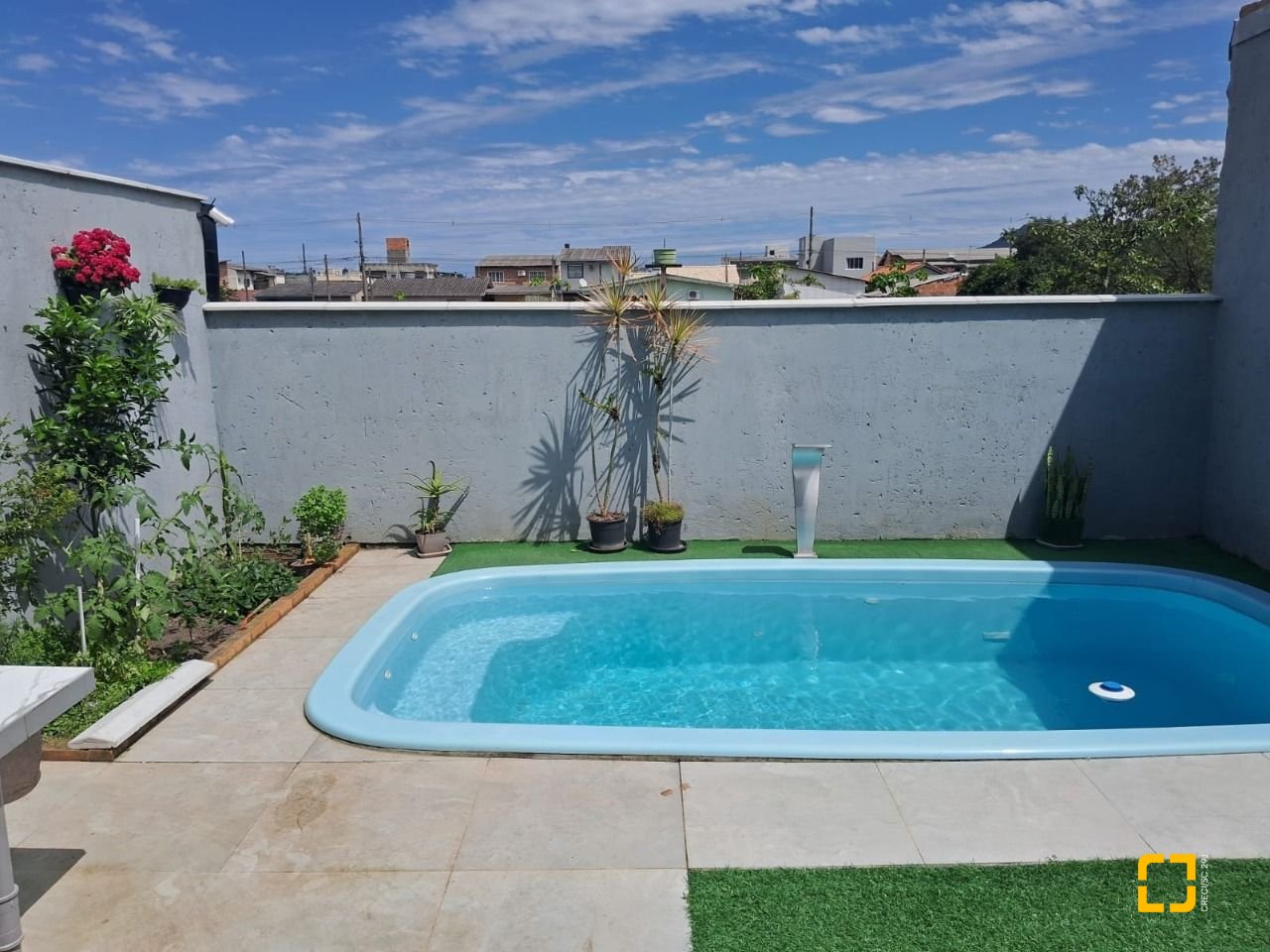 Casa com 88m², 4 quartos (sendo 2 suítes), 1 garagem, no bairro Rio Vermelho em Florianópolis