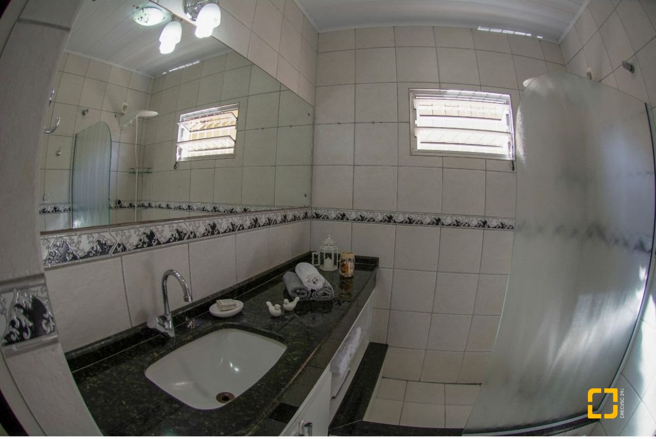 Casa com 180m², 5 quartos (sendo 1 suíte), 4 garagens, no bairro Campeche em Florianópolis