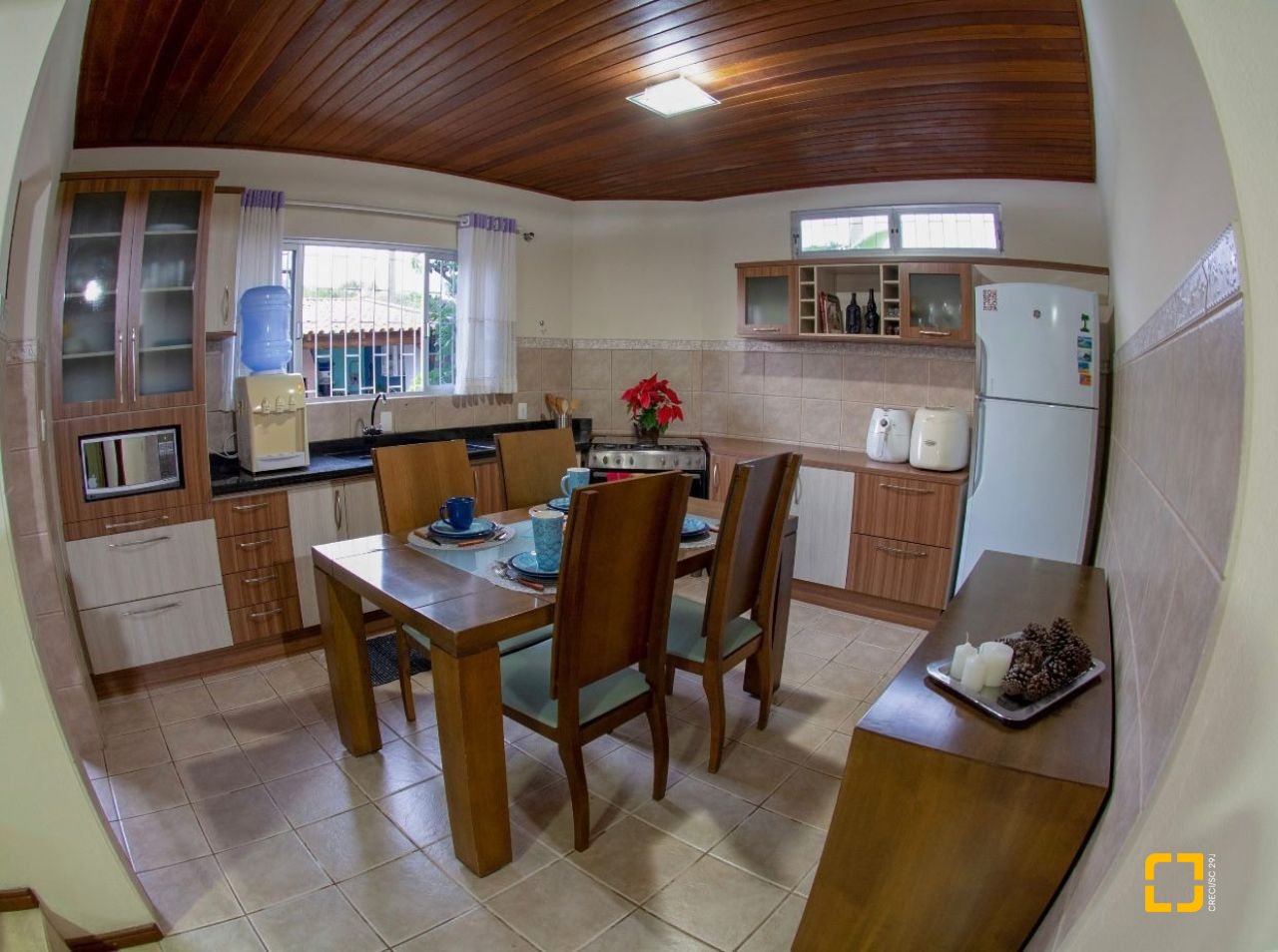 Casa com 180m², 5 quartos (sendo 1 suíte), 4 garagens, no bairro Campeche em Florianópolis