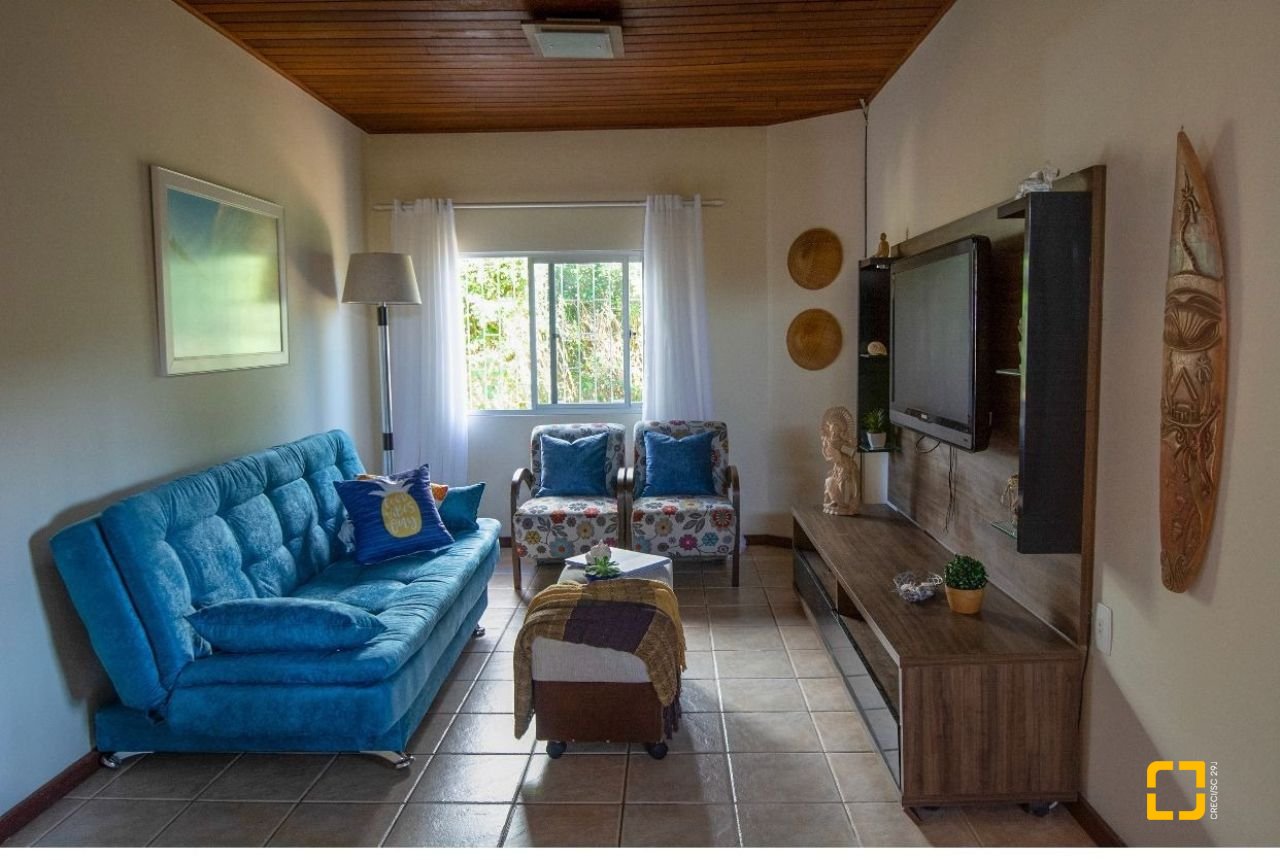 Casa com 180m², 5 quartos (sendo 1 suíte), 4 garagens, no bairro Campeche em Florianópolis