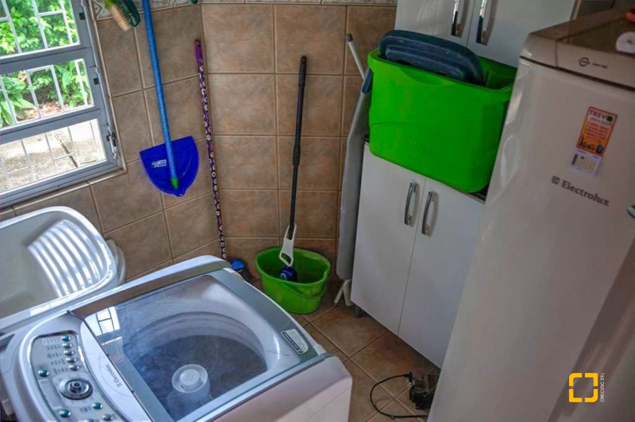 Casa com 180m², 5 quartos (sendo 1 suíte), 4 garagens, no bairro Campeche em Florianópolis