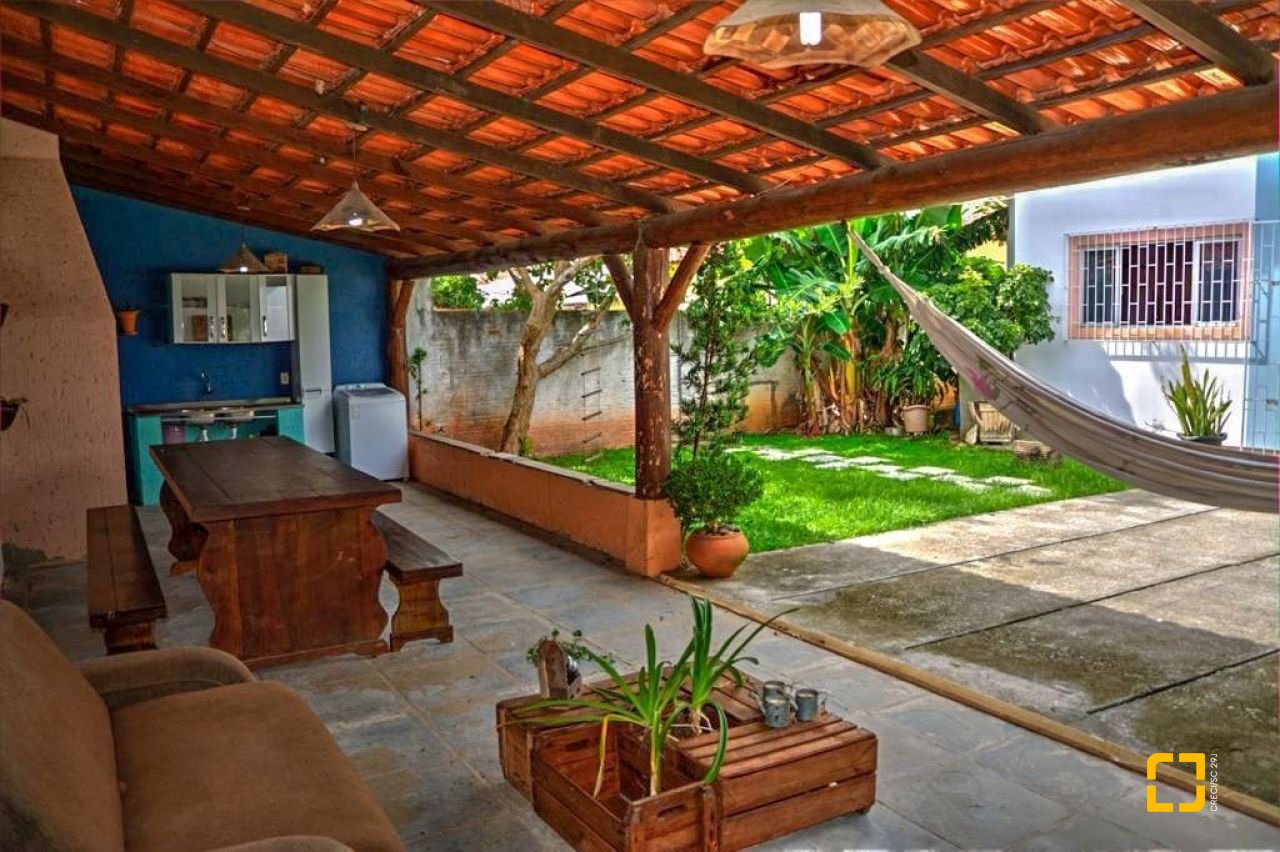 Casa com 180m², 5 quartos (sendo 1 suíte), 4 garagens, no bairro Campeche em Florianópolis