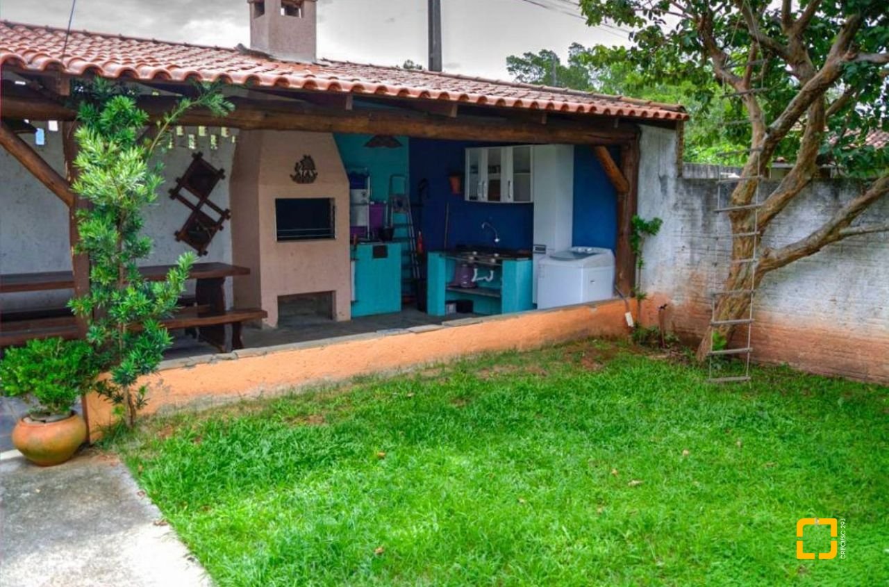 Casa com 180m², 5 quartos (sendo 1 suíte), 4 garagens, no bairro Campeche em Florianópolis