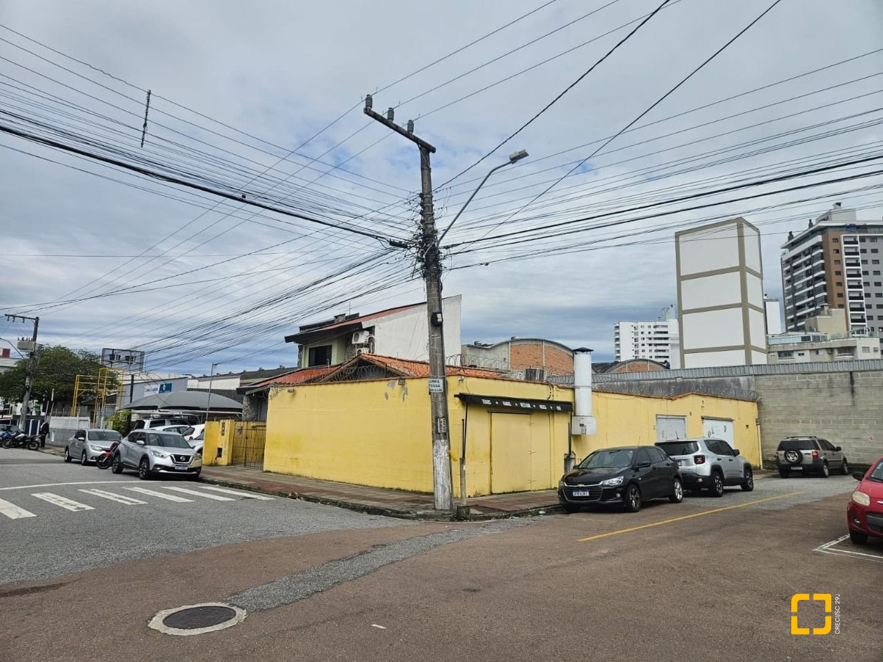 Casa com 238m², no bairro Kobrasol em São José