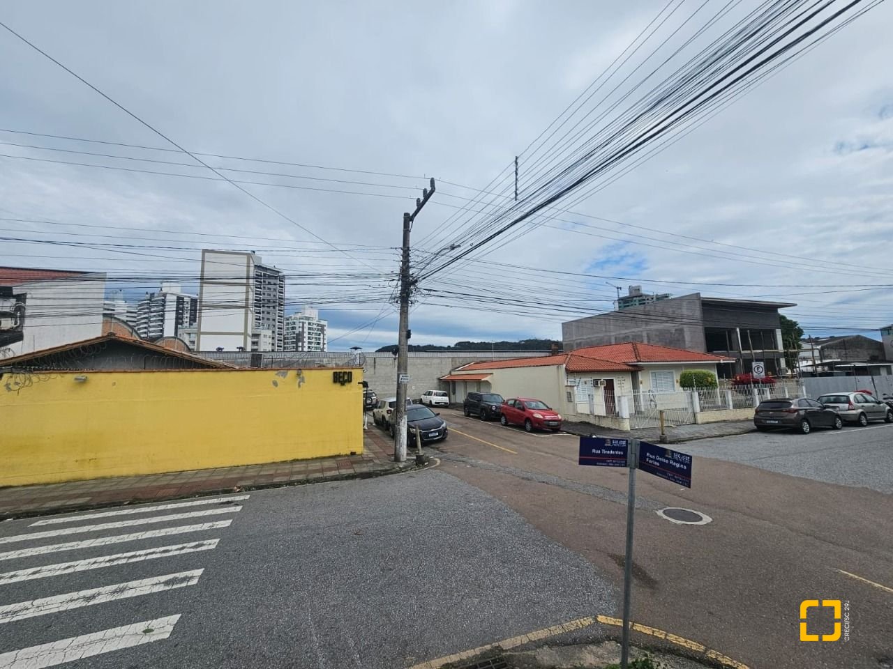 Casa com 238m², no bairro Kobrasol em São José