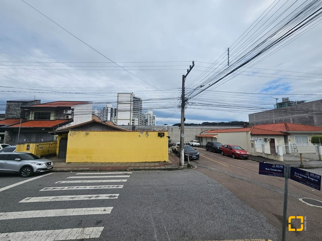 Casa com 238m², no bairro Kobrasol em São José