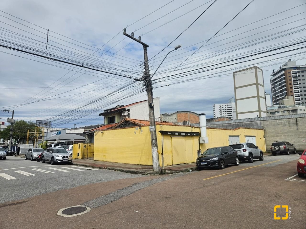 Casa com 238m², no bairro Kobrasol em São José