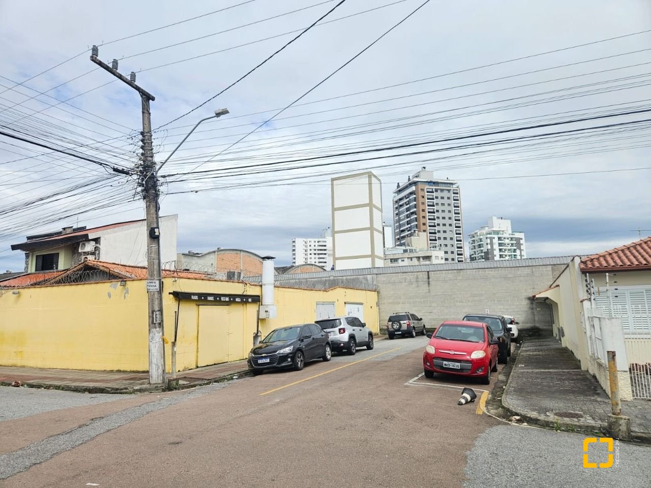 Casa com 238m², no bairro Kobrasol em São José