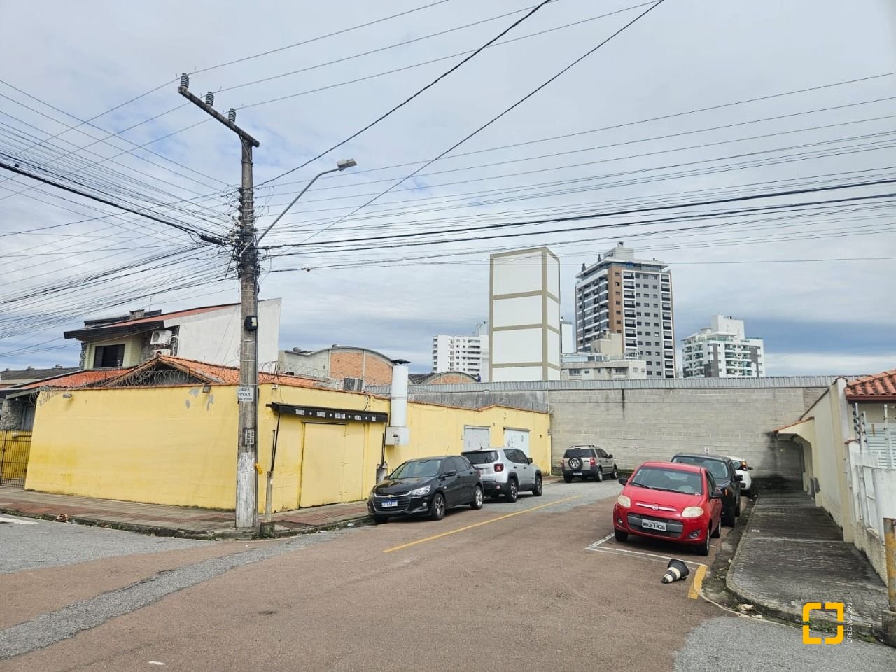 Casa com 238m², no bairro Kobrasol em São José