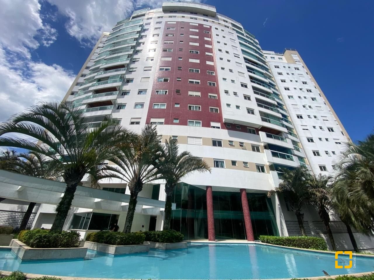 Apartamento com 165m², 8 quartos (sendo 4 suítes), 2 garagens, no bairro Centro em Florianópolis