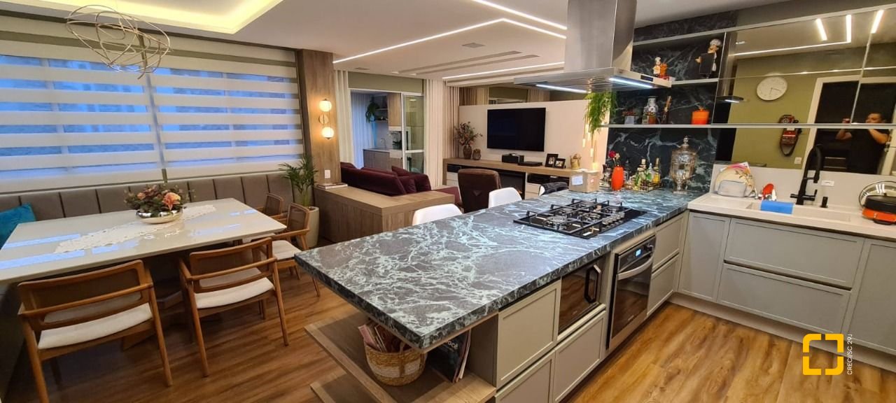 Apartamento com 165m², 8 quartos (sendo 4 suítes), 2 garagens, no bairro Centro em Florianópolis