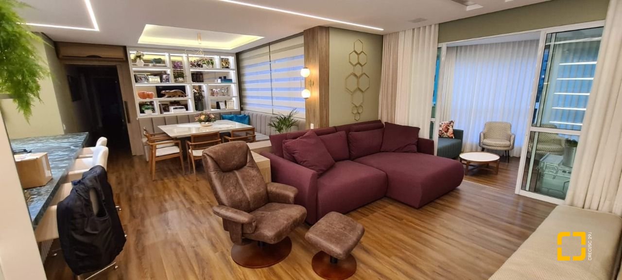 Apartamento com 165m², 8 quartos (sendo 4 suítes), 2 garagens, no bairro Centro em Florianópolis