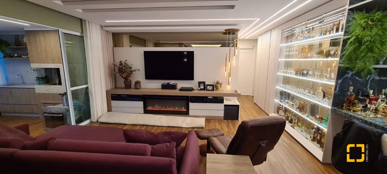 Apartamento com 165m², 8 quartos (sendo 4 suítes), 2 garagens, no bairro Centro em Florianópolis