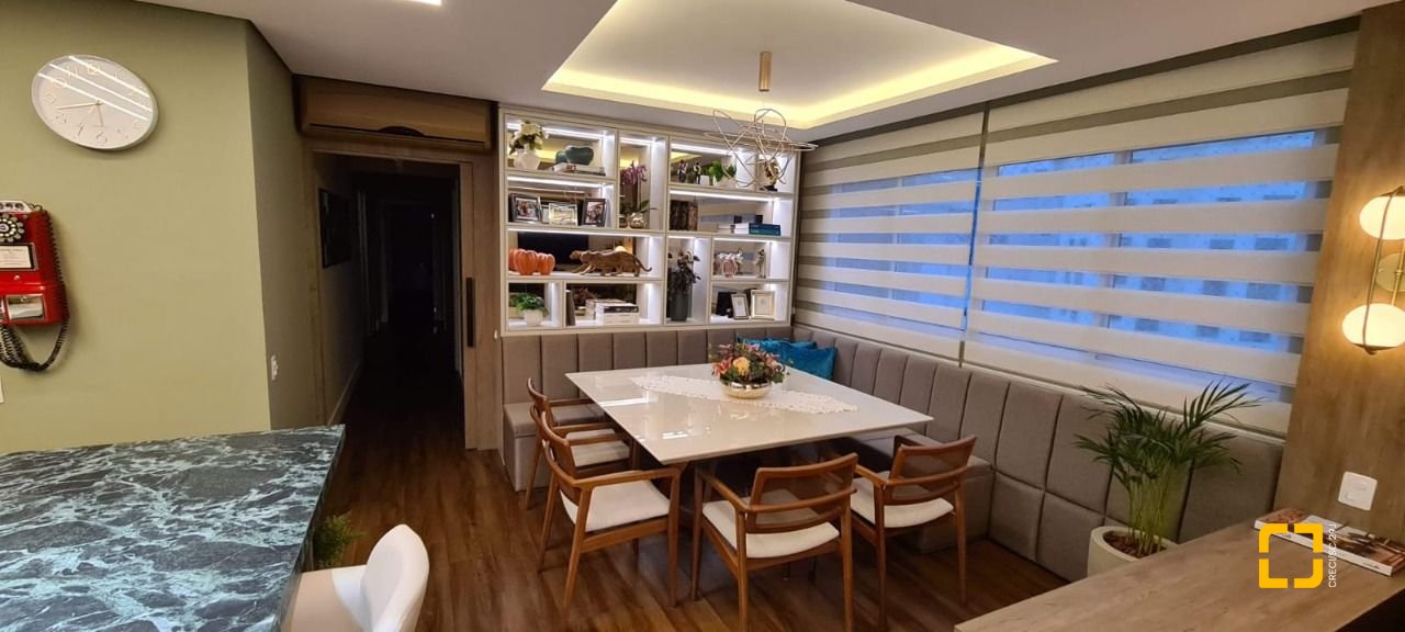 Apartamento com 165m², 8 quartos (sendo 4 suítes), 2 garagens, no bairro Centro em Florianópolis