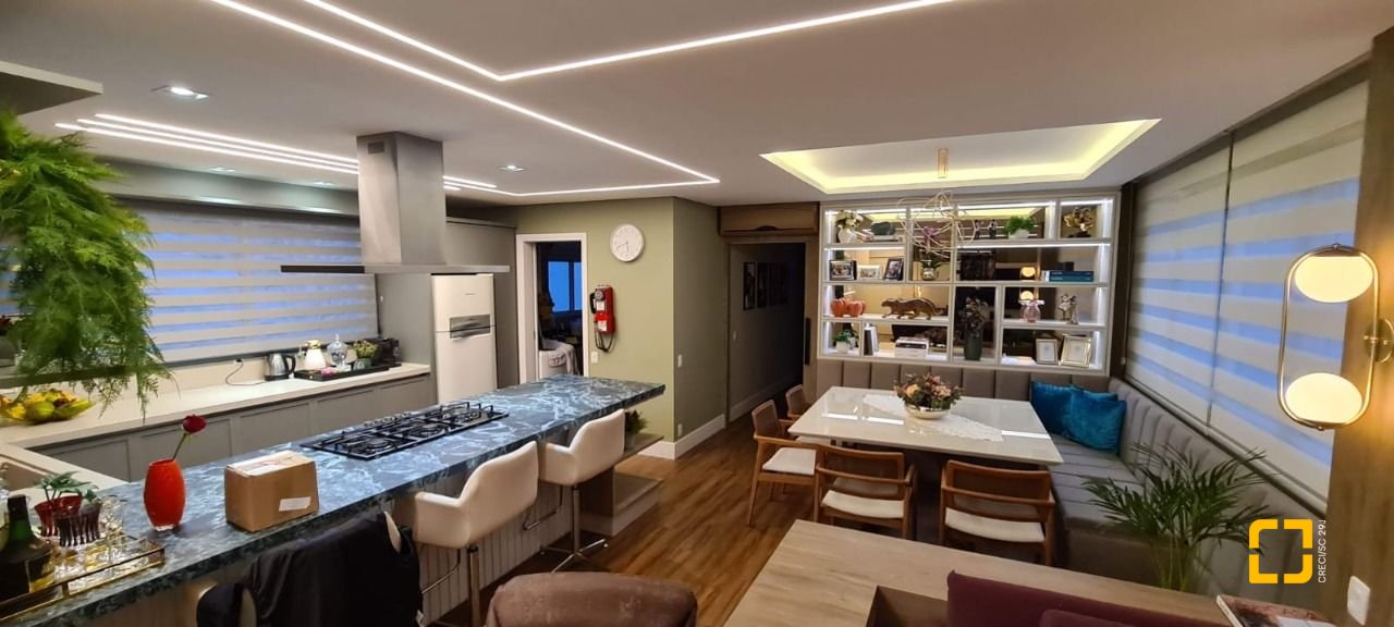 Apartamento com 165m², 8 quartos (sendo 4 suítes), 2 garagens, no bairro Centro em Florianópolis