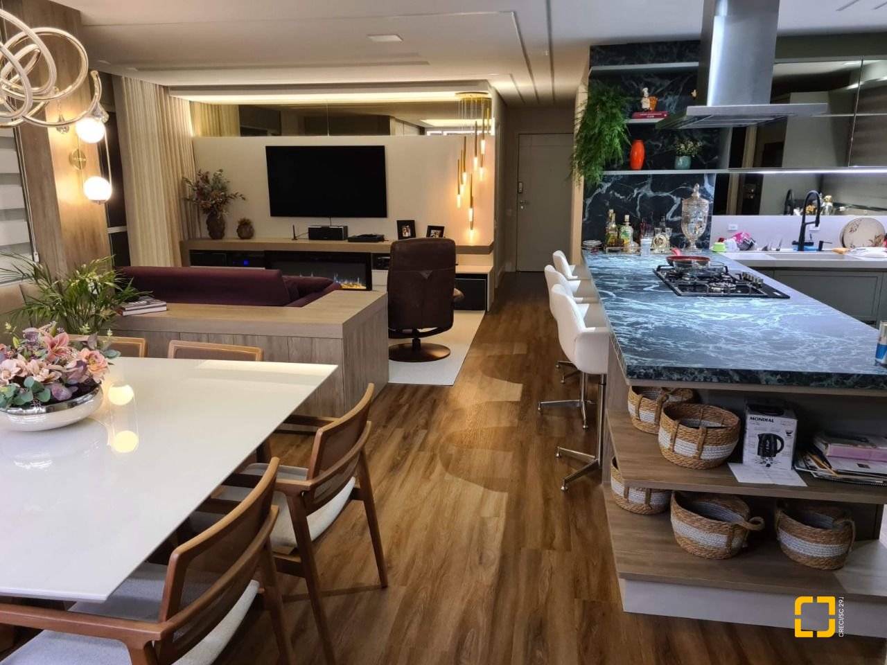Apartamento com 165m², 8 quartos (sendo 4 suítes), 2 garagens, no bairro Centro em Florianópolis