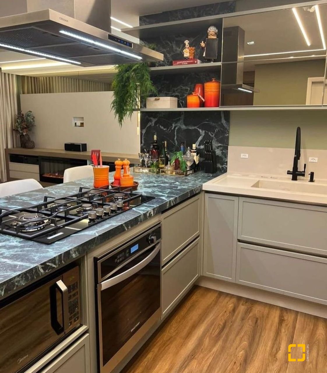 Apartamento com 165m², 8 quartos (sendo 4 suítes), 2 garagens, no bairro Centro em Florianópolis
